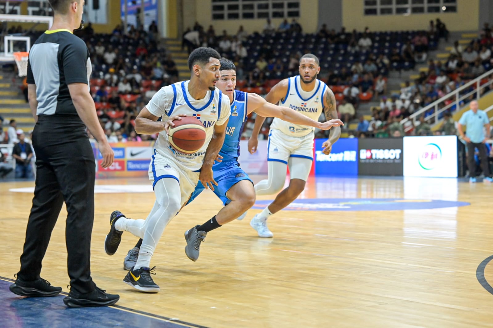 El dominicano Gelvis Solano defendido por un jugador de Nicaragua