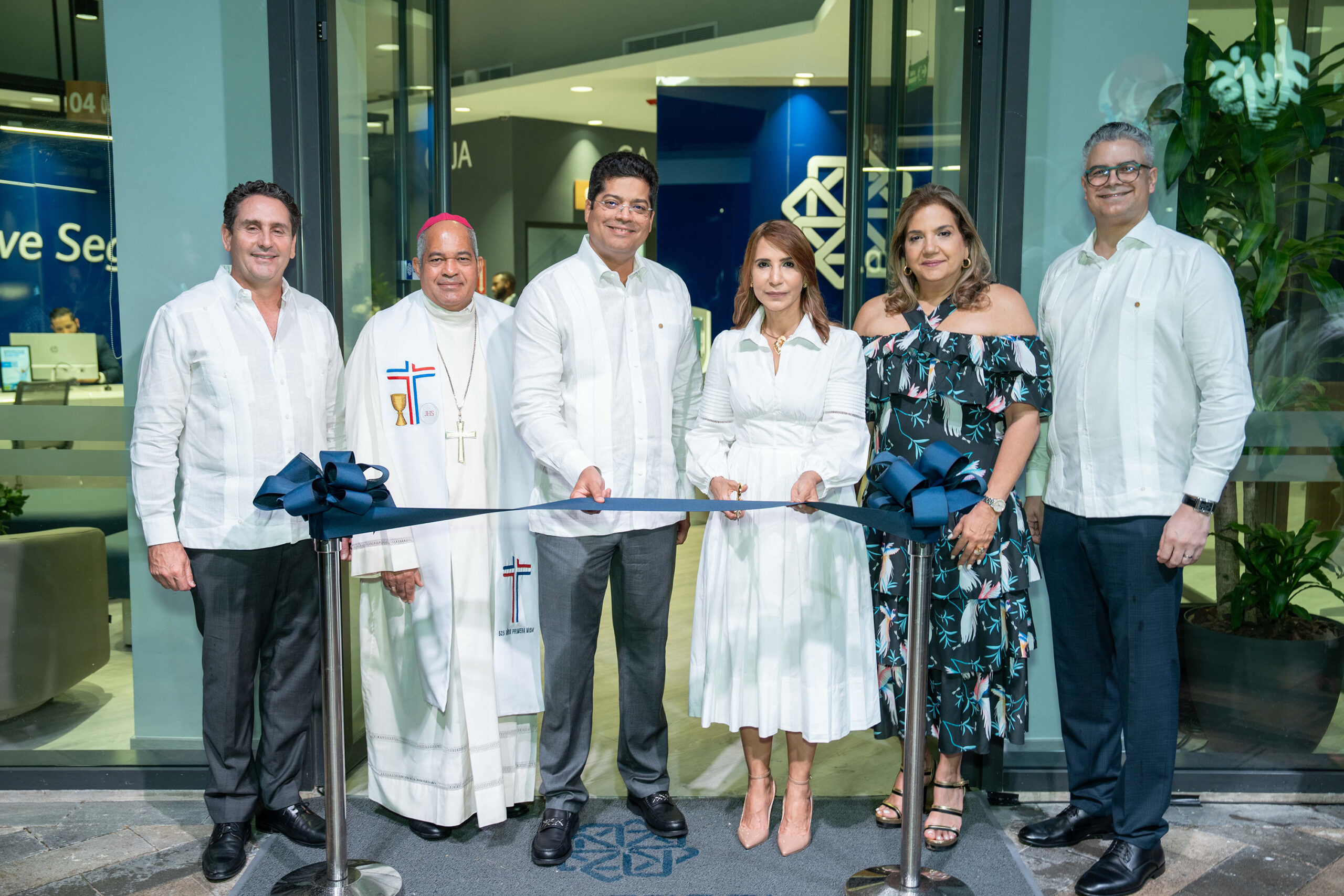 Wilfredo Baquero, monseñor Julio César Corniel, Rafael Izquierdo, Claritza Rochtte, Dolores Pozo Perelló y Francisco González Sadhalá.