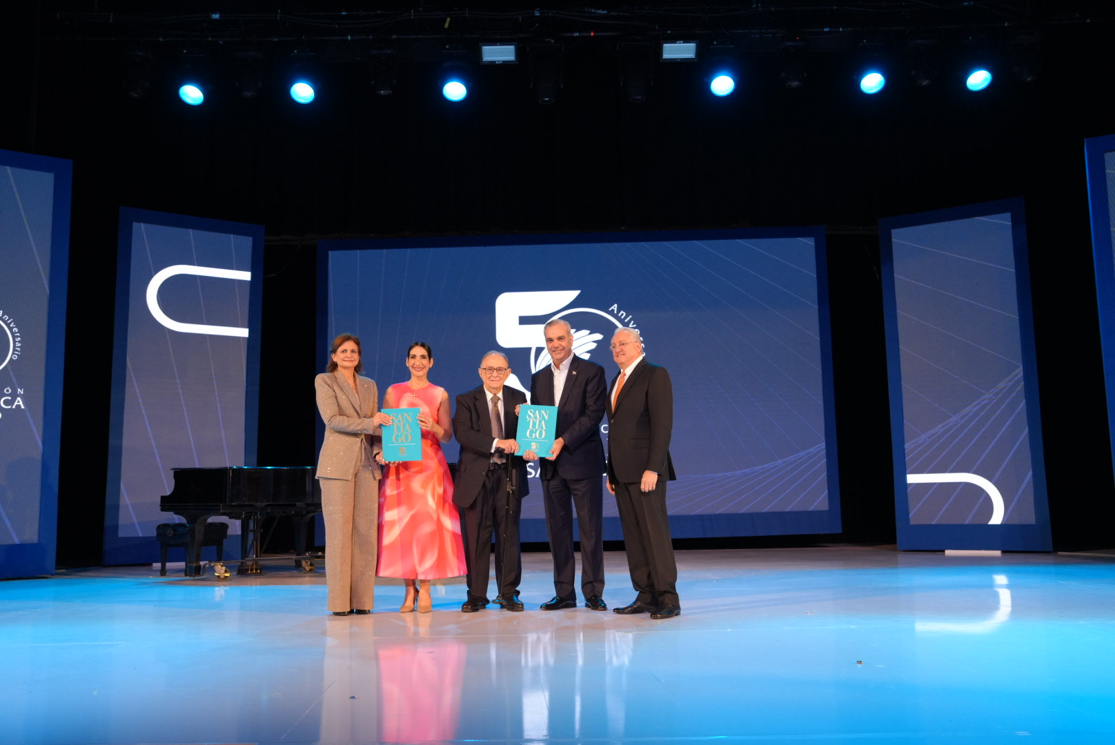 El presidente Luis Abinader y la vicepresidenta Raquel Peña reciben el libro de la Corporación de Miguel Lama y Augusto Vega Imbert.