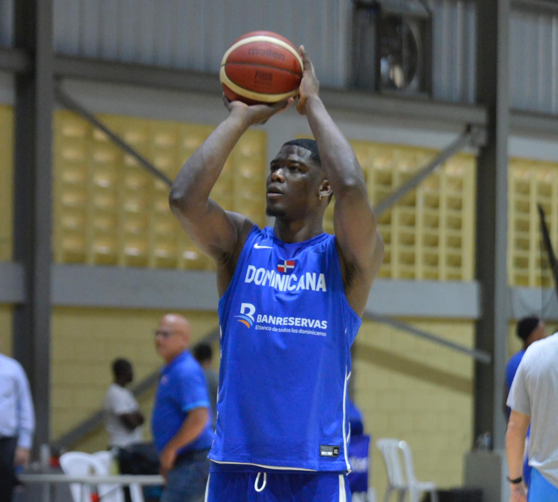 Ángel Luis Delgado en prácticas de la selección dominicana de basket.