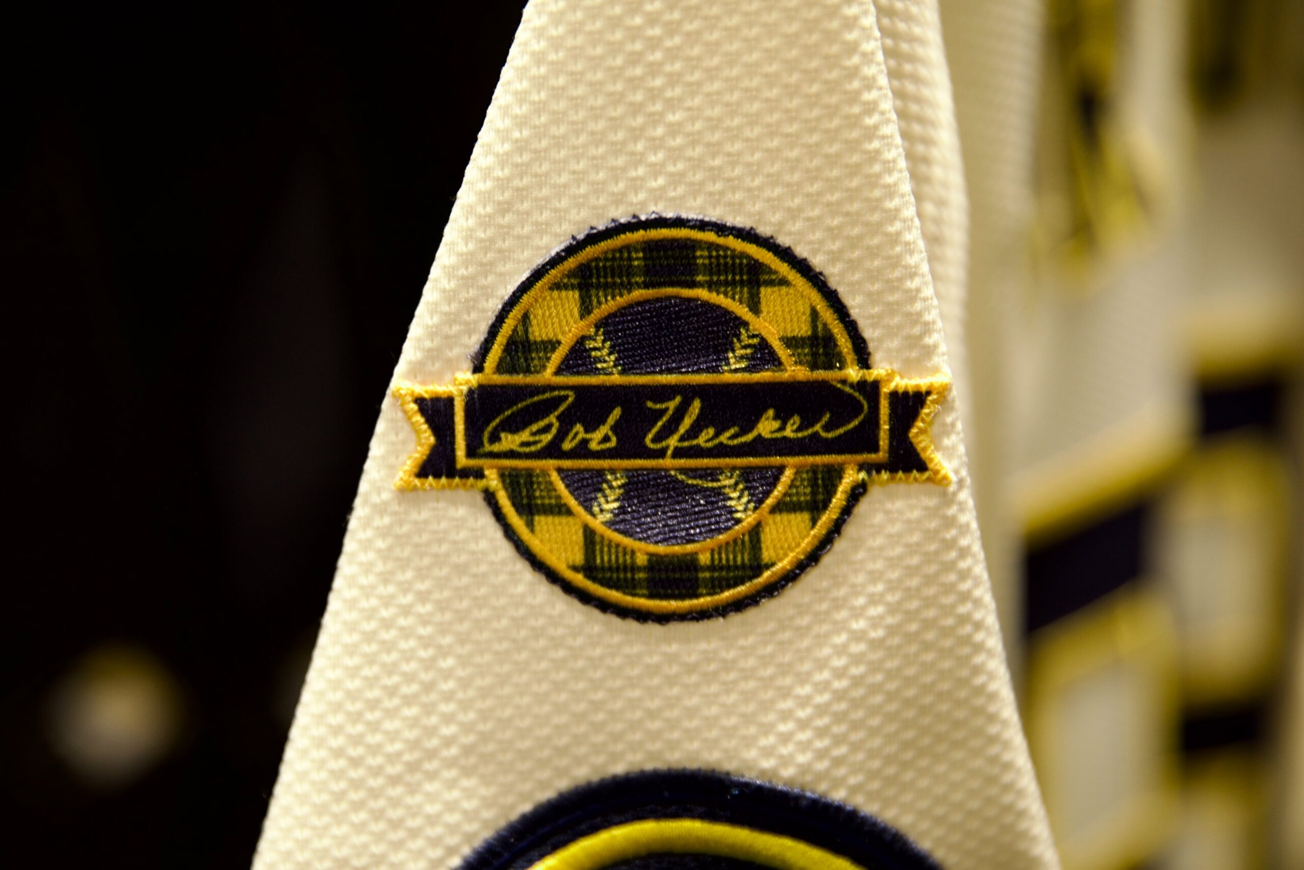 Camiseta de los Cerveceros de Milwaukee con el logo en honor a Bob Uecker