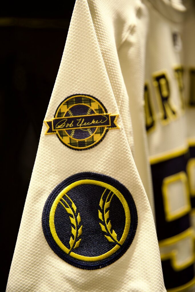Camiseta de los Cerveceros de Milwaukee con el logo en honor a Bob Uecker