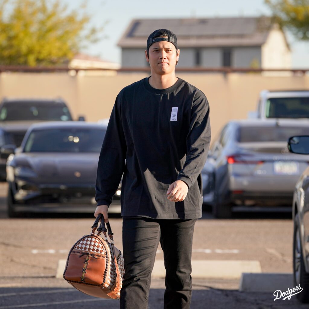 Shohei Ohtani llega a los campos de entrenamientos de los Dodgers.