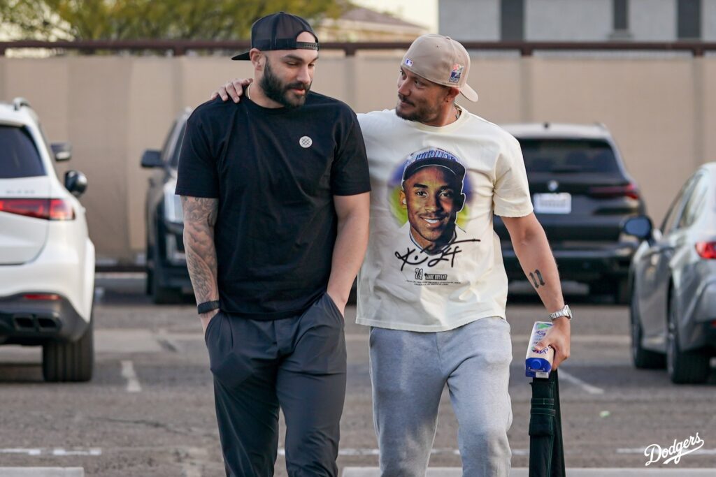 Llegan lanzadores y receptores de los Dodgers para iniciar este martes sus entrenamientos de rigor.