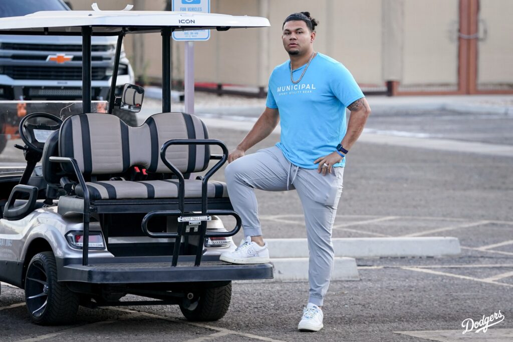 Llegan lanzadores y receptores de los Dodgers para iniciar este martes sus entrenamientos de rigor.