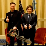 Milei le regala a Musk una motosierra en su encuentro en el foro conservador CPAC