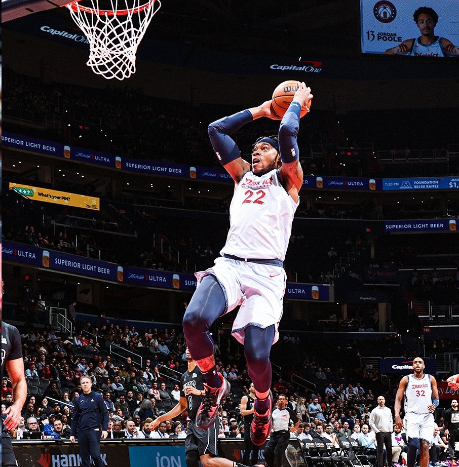 Richaun Holmes de Washington, se dirige a la canasta sin reacción de la defensa de los Nets.