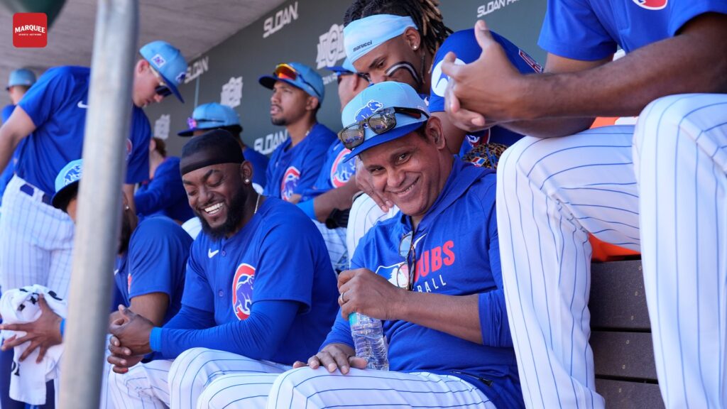 Sammy Sosa comparte algunos tips con los jugadores de los Cubs, entre ellos el dominicano Vidal Bruján, quien conectó jonrón minutos después de la conversación.