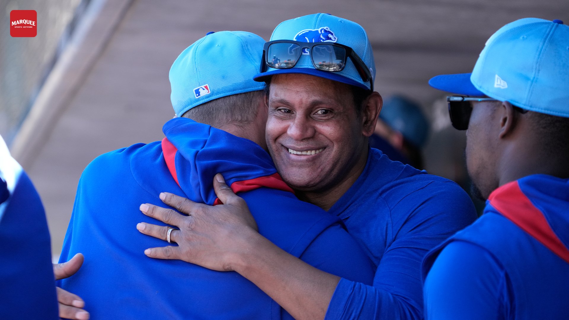 Sammy Sosa regresa a un estadio de entrenamientos y es recibido con cariño y respeto.