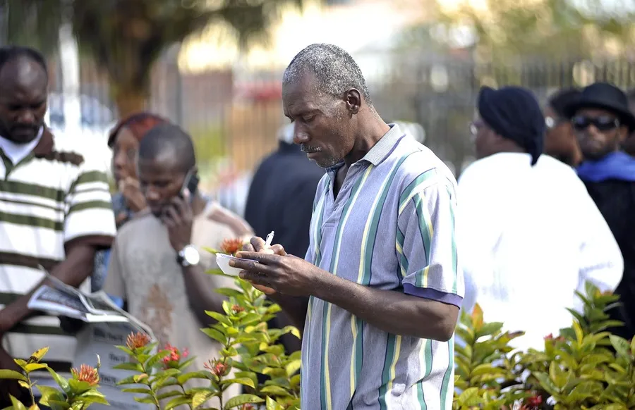 Imagen de archivo de varios inmigrantes haitianos esperando para tramitar el Estatus de Protección Temporal (TPS, en inglés