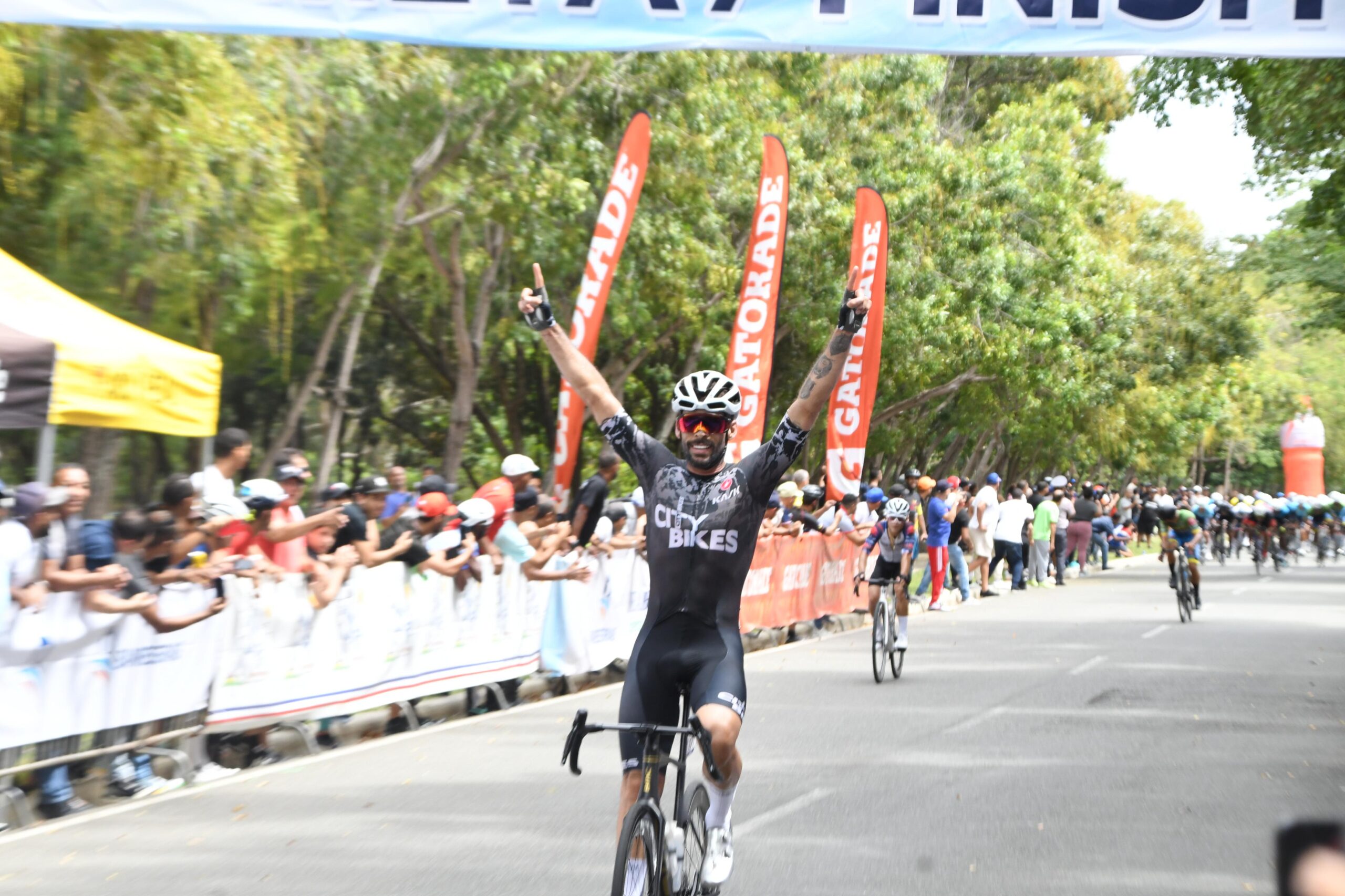 El cubano Rubén Campanioni al ganar la etapa 4 de la Vuelta Ciclista Independencia.