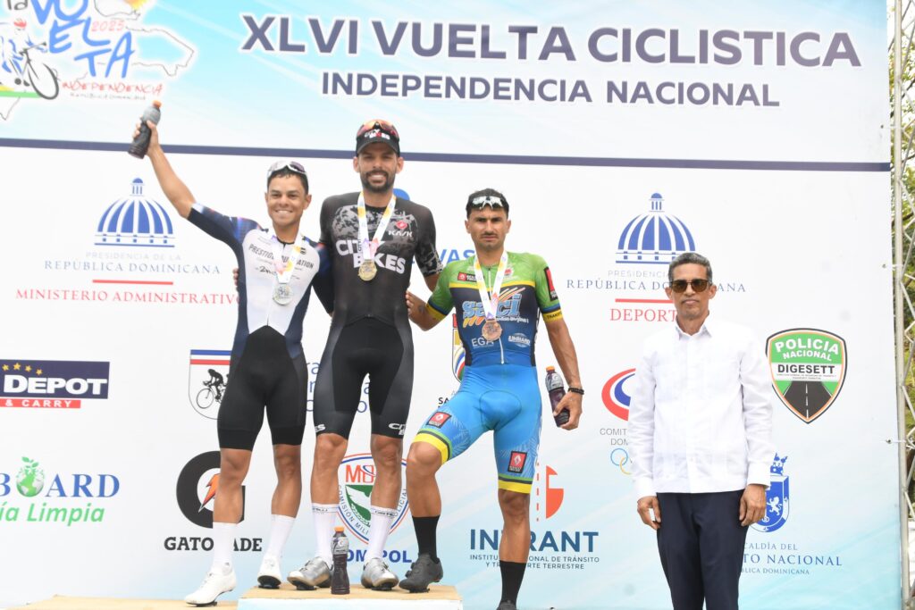 El cubano Rubén Campanioni al ganar la etapa 4 de la Vuelta Ciclista Independencia.