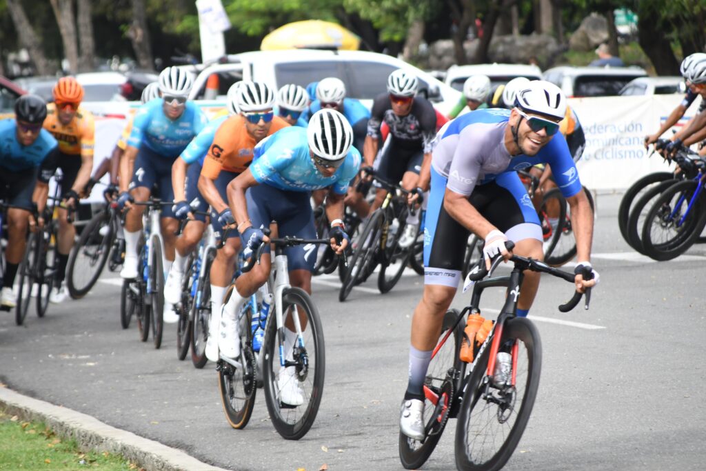 El cubano Rubén Campanioni al ganar la etapa 4 de la Vuelta Ciclista Independencia.