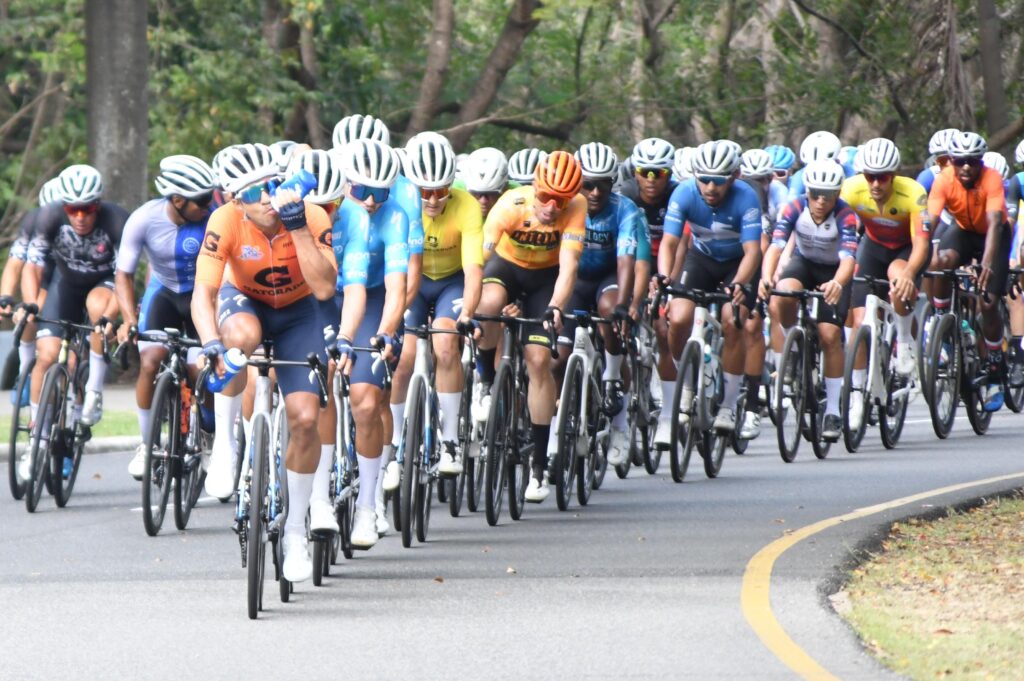 El cubano Rubén Campanioni al ganar la etapa 4 de la Vuelta Ciclista Independencia.