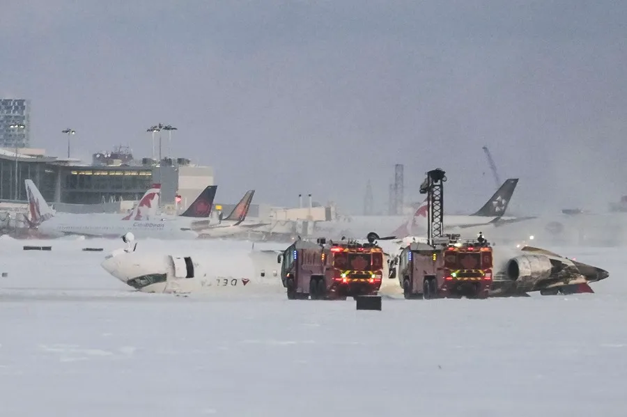 Canadá investiga las causas del vuelco de un avión que ha causado al menos 15 heridos