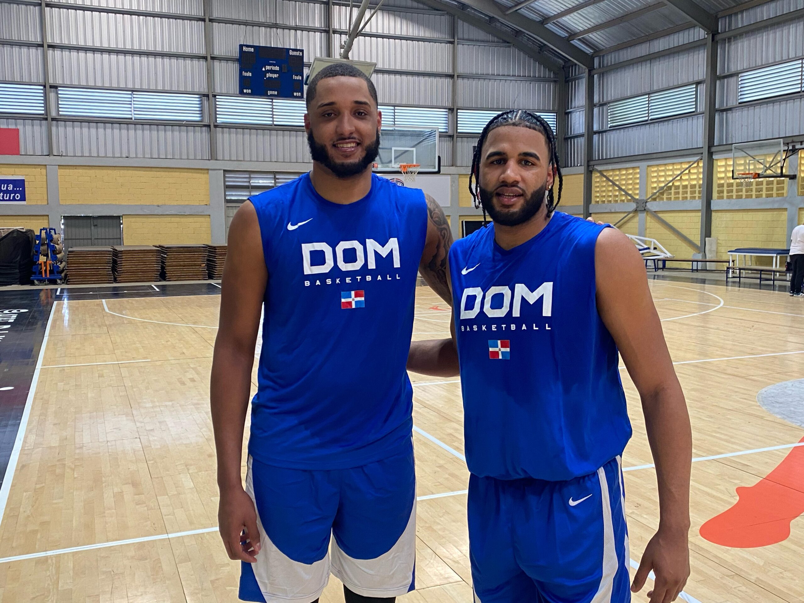 Joel Soriano y LJ Figueroa en los entrenamientos de la selección nacional de mayores de baloncesto