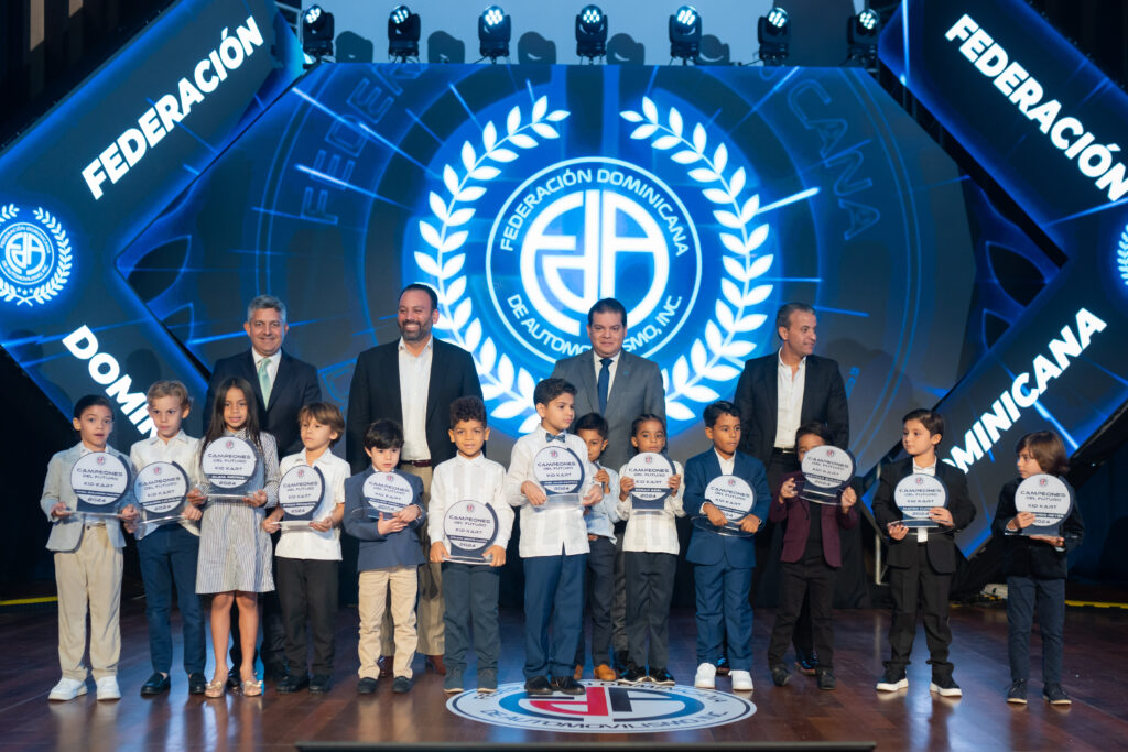 Los pilotos de la categoria Kid Kart reciben sus reconocimientos