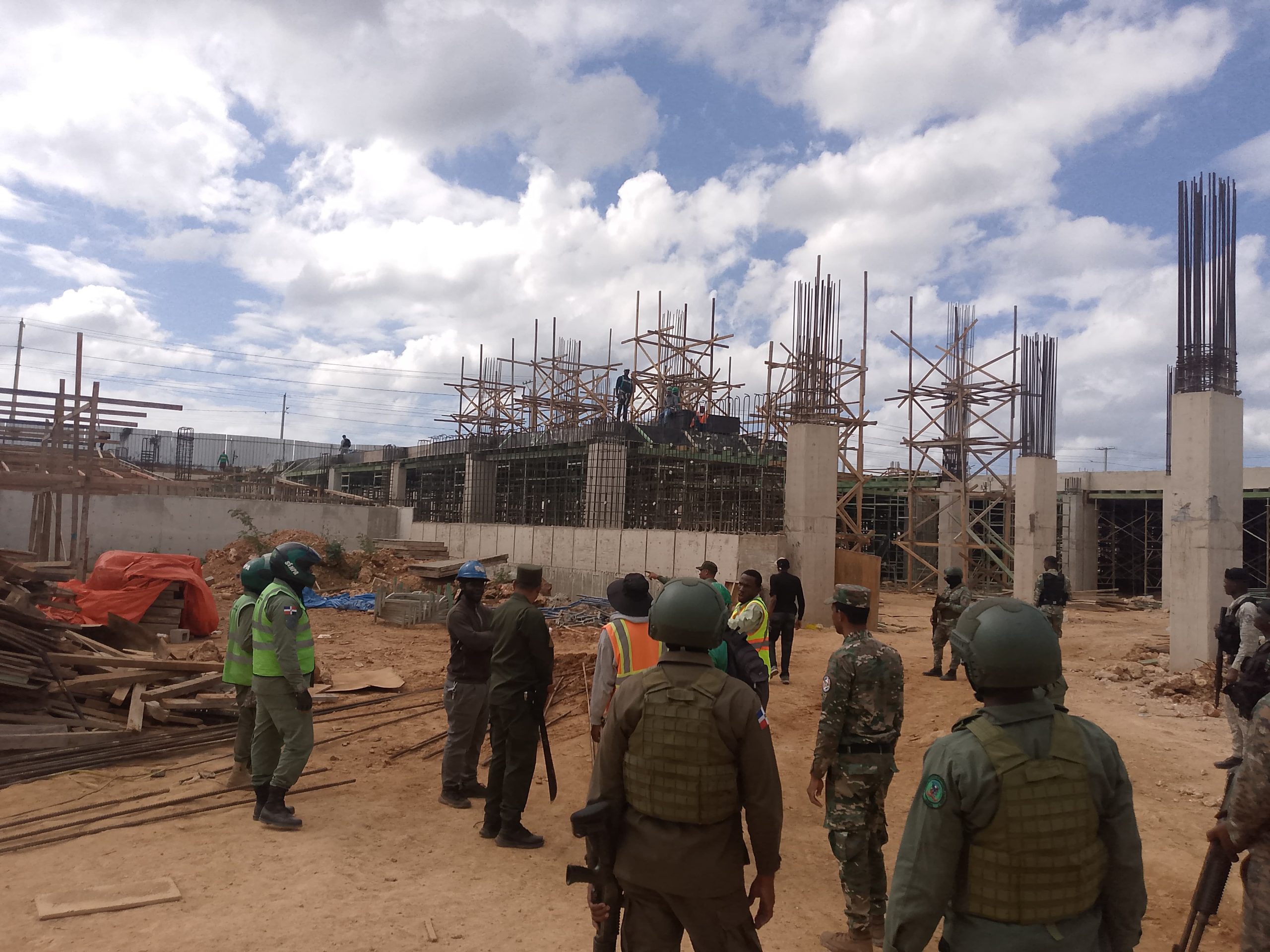 Construcciones irregulares en varios puntos de la avenida Ecológica de Santo Domingo Este