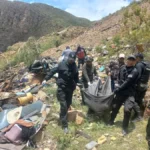 La Policía de Bolivia confirma 28 fallecidos y 20 heridos al caer autobús en un barranco