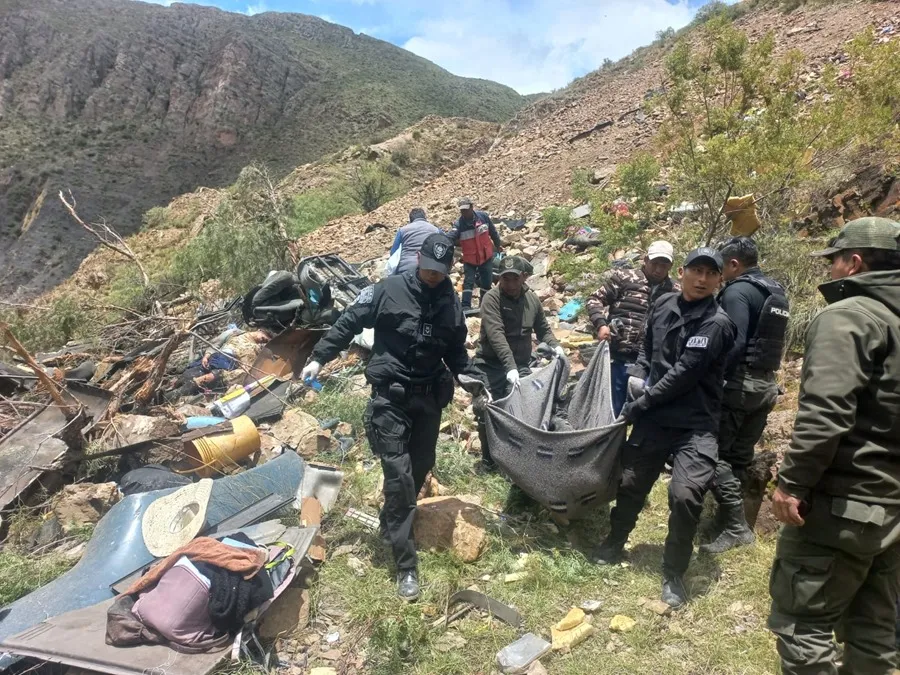 La Policía de Bolivia confirma 28 fallecidos y 20 heridos al caer autobús en un barranco