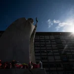 El papa cumple su primera semana hospitalizado con una «ligera mejoría» en su estado de salud