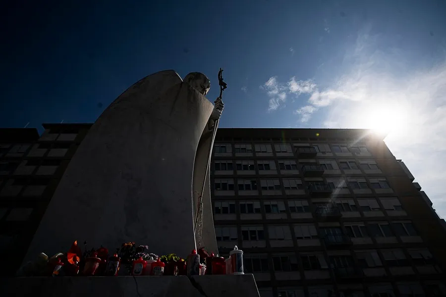 El papa cumple su primera semana hospitalizado con una «ligera mejoría» en su estado de salud
