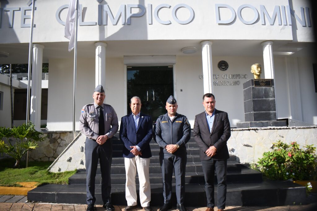 Coronel Juan Antonio Bello Balaguer, director de Planificación y Desarrollo de la Policía; ingeniero Garibaldy Bautista, presidente del COD; coronel Roenny Catano, director de Cooperación y Relaciones Internacionales de la Policía, y el coronel Jimmy Ospina, asesor comisionado para la Reforma Policial.