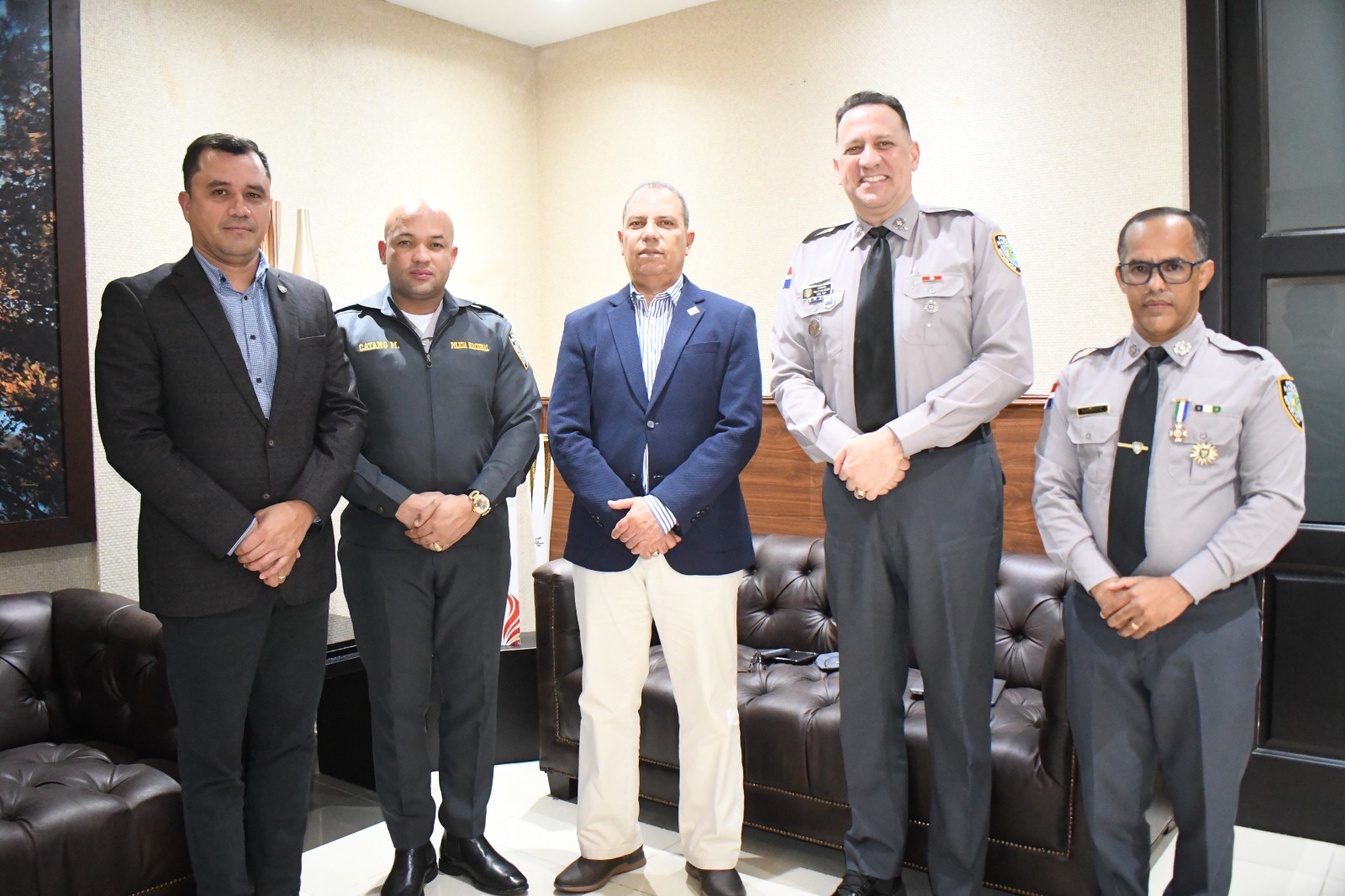 Coronel Jimmy Ospina, asesor comisionado para la Reforma Policial; coronel Roenny Catano, director de Cooperación y Relaciones Internacionales de la Policía; ingeniero Garibaldy Bautista, presidente del COD; Coronel Juan Antonio Bello Balaguer, director de Planificación y Desarrollo de la Policía, y el teniente coronel José Rosario.