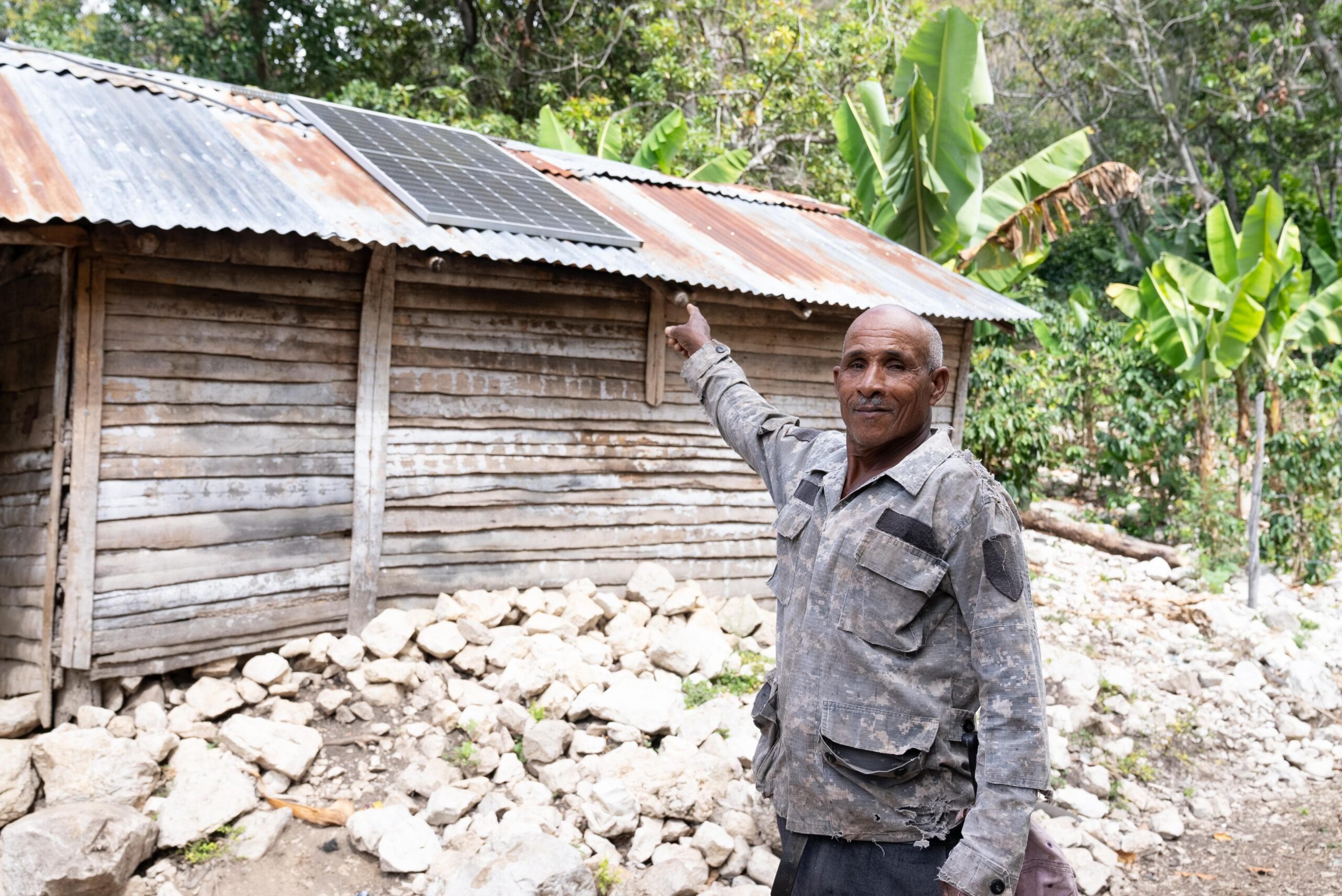 Paneles fotovoltaicos operando en algunos de los hogares en la comunidad de Los Mosquitos, provincia Independencia