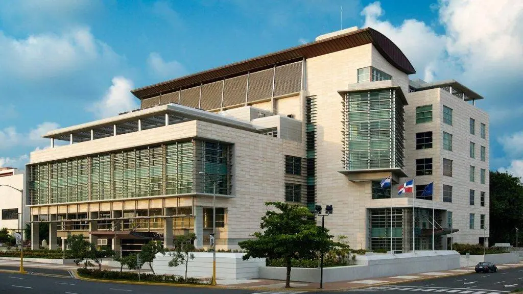 . La Procuraduría Especializada Antilavado de Activos y Financiamiento del Terrorismo ejecutó conjuntamente con la Fiscalía de María Trinidad Sánchez, 13 allanamientos e incautaciones en Samaná y Santo Domingo Este para desarticular a parte de la red de tráfico internacional de drogas y lavado de activos desmantelados en octubre pasado.