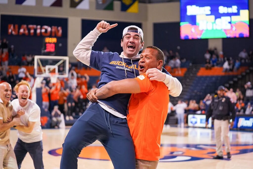Owen, estudiante de Bucknell que ganó los 10 mil dólares, celebra con Alex Rodríguez el logro. Para ganar, A-Rod debía encestar de la mitad de la cancha y así sucedió.
