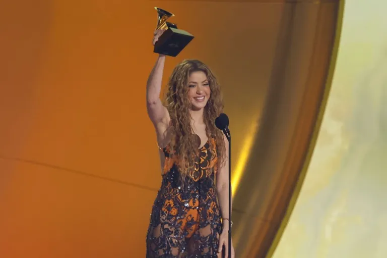 Shakira dedica Grammy a mejor álbum de pop latino a todos inmigrantes de Estados Unidos