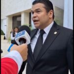 El diputado Tobías Crespo advirtió que las recientes disposiciones del Instituto Nacional de Tránsito y Transporte Terrestre (Intrant) sobre la eliminación de giros a la izquierda en el avenidas del Gran Santo Domingo carecen de legalidad si no han sido previamente aprobadas por los respectivos ayuntamientos mediante resolución del Consejo de Regidores.