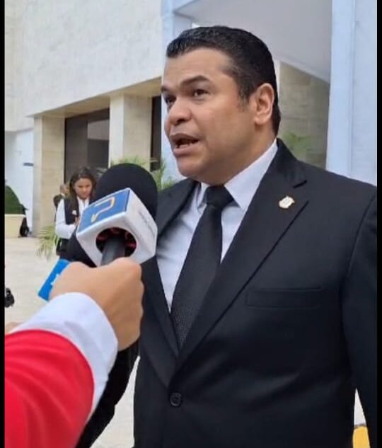 El diputado Tobías Crespo advirtió que las recientes disposiciones del Instituto Nacional de Tránsito y Transporte Terrestre (Intrant) sobre la eliminación de giros a la izquierda en el avenidas del Gran Santo Domingo carecen de legalidad si no han sido previamente aprobadas por los respectivos ayuntamientos mediante resolución del Consejo de Regidores.