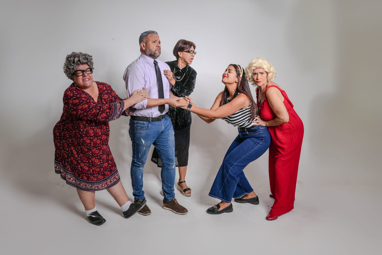 Pamela de León, Karla Hatton, Patricia Muñoz, Jacqueline Estrella y osema Rodríguez, elenco de la comedia "Mis tres suegras"
