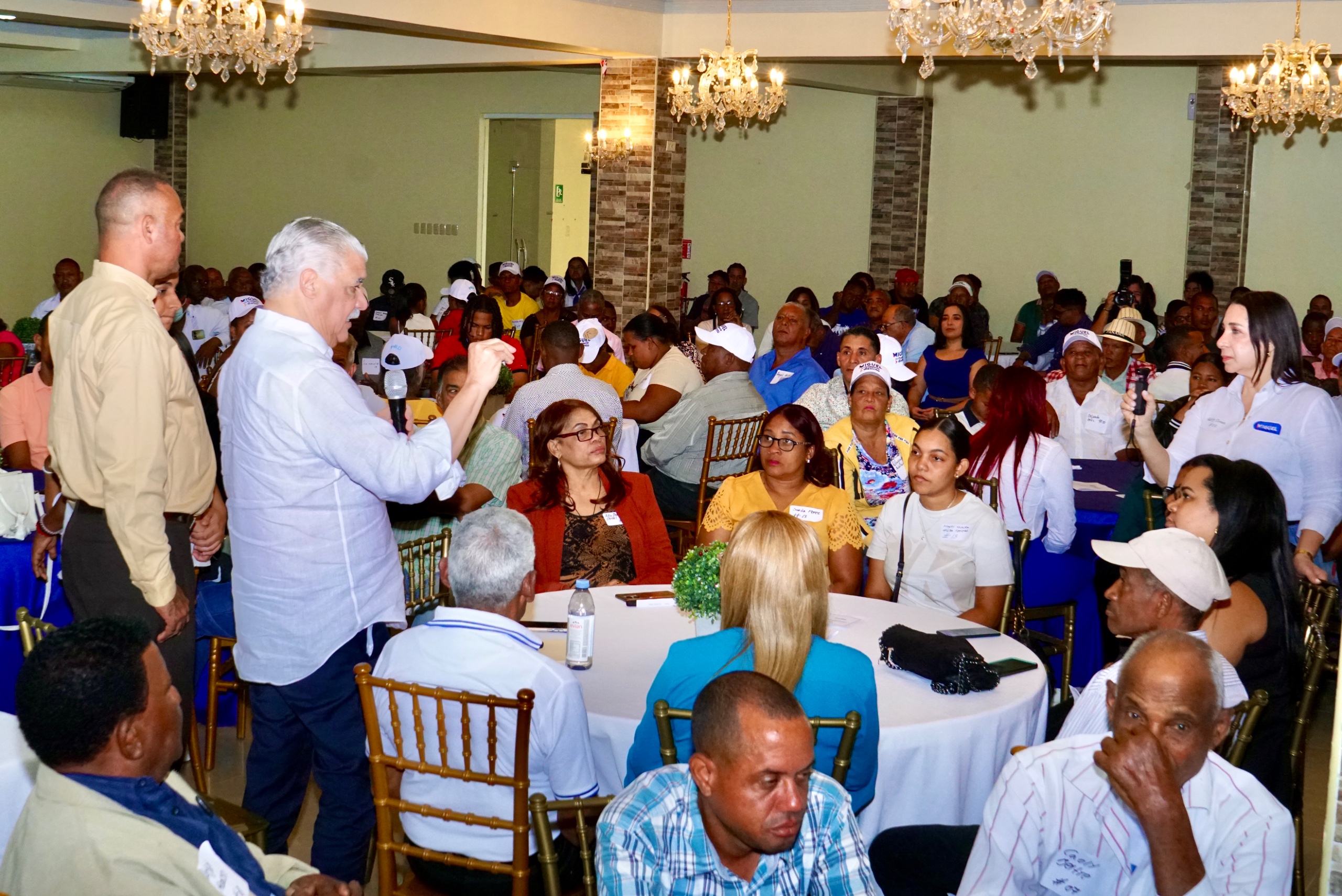 Sugieren al Gobierno coordinar con Marco Rubio trato digno a dominicanos deportados