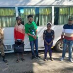 Chofer de un minibús que transportaba haitianos ilegales se lanza a canal de riego para evadir arresto