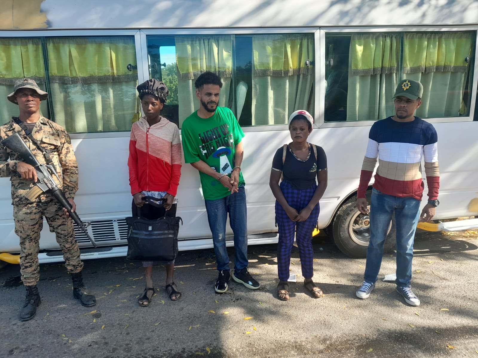 Chofer de un minibús que transportaba haitianos ilegales se lanza a canal de riego para evadir arresto