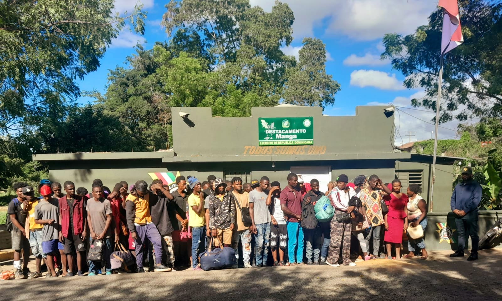Ejército detiene alrededor de 90 haitianos indocumentados a bordo de un camión frigorífico en Montecristi