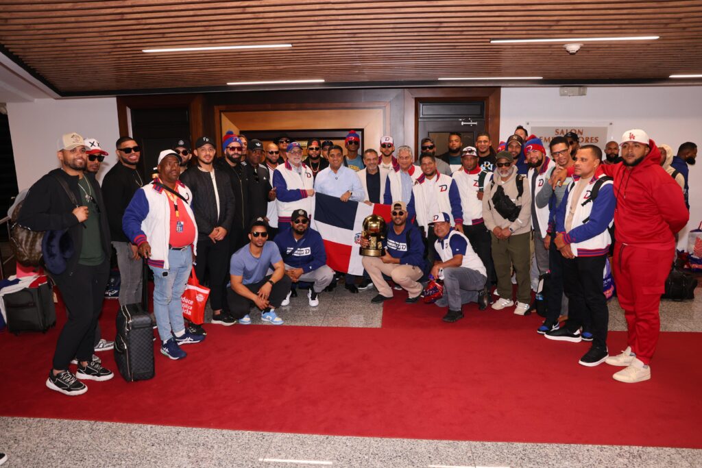 Reciben al equipo dominicano en el Aeropuerto Internacional José Francisco Peña Gómez.