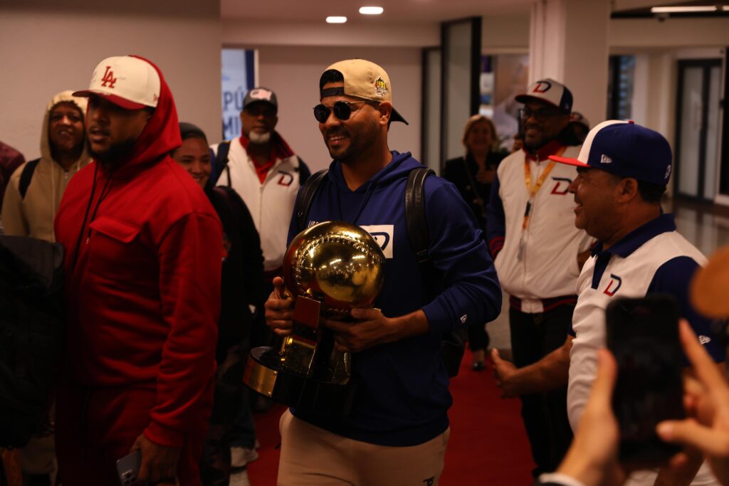 Reciben al equipo dominicano en el Aeropuerto Internacional José Francisco Peña Gómez.