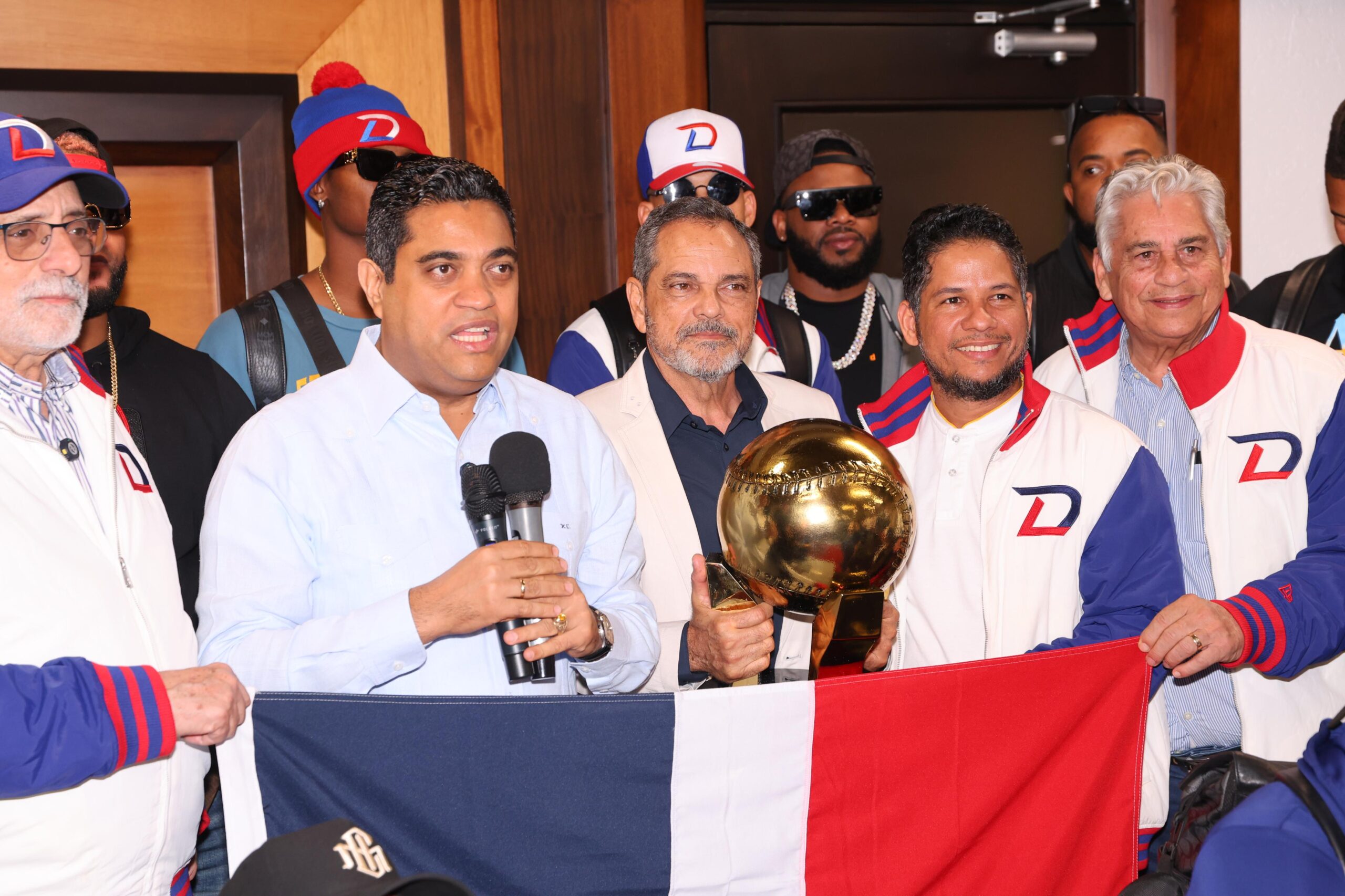 Reciben al equipo dominicano en el Aeropuerto Internacional José Francisco Peña Gómez.