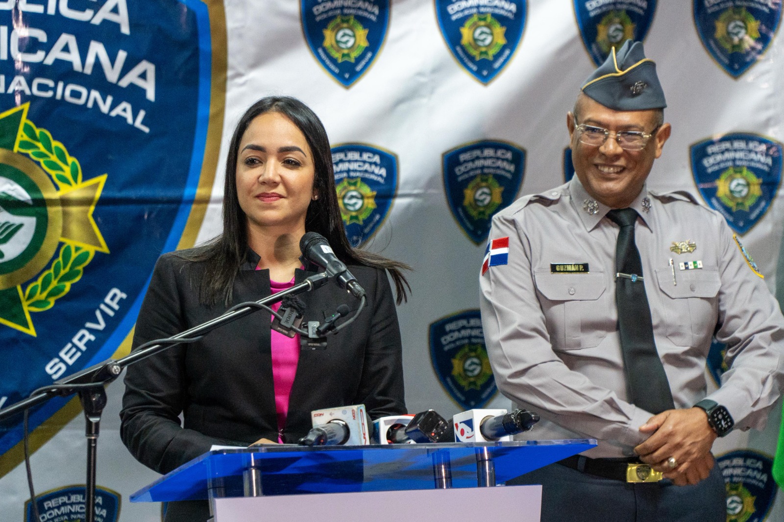 Ministra de Interior y Policía, Faride Raful y el director general de la Policía Nacional, mayor general Ramón Antonio Guzmán Peralta.