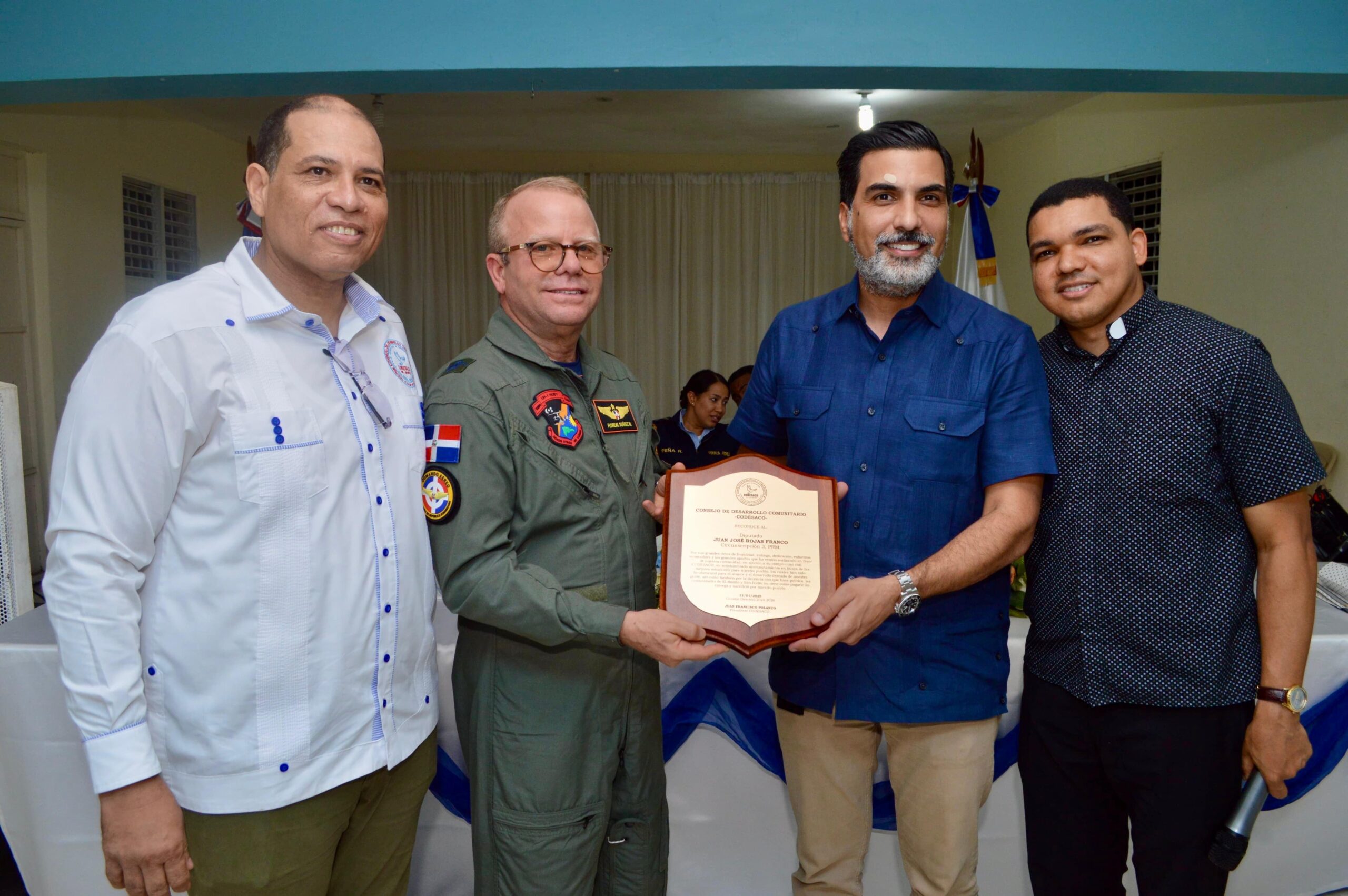 Diputado Juan José Rojas recibe reconocimiento.