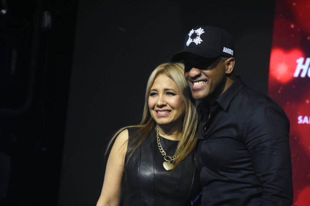 Lourdes Robles junto al productor Alberto Cruz Management.