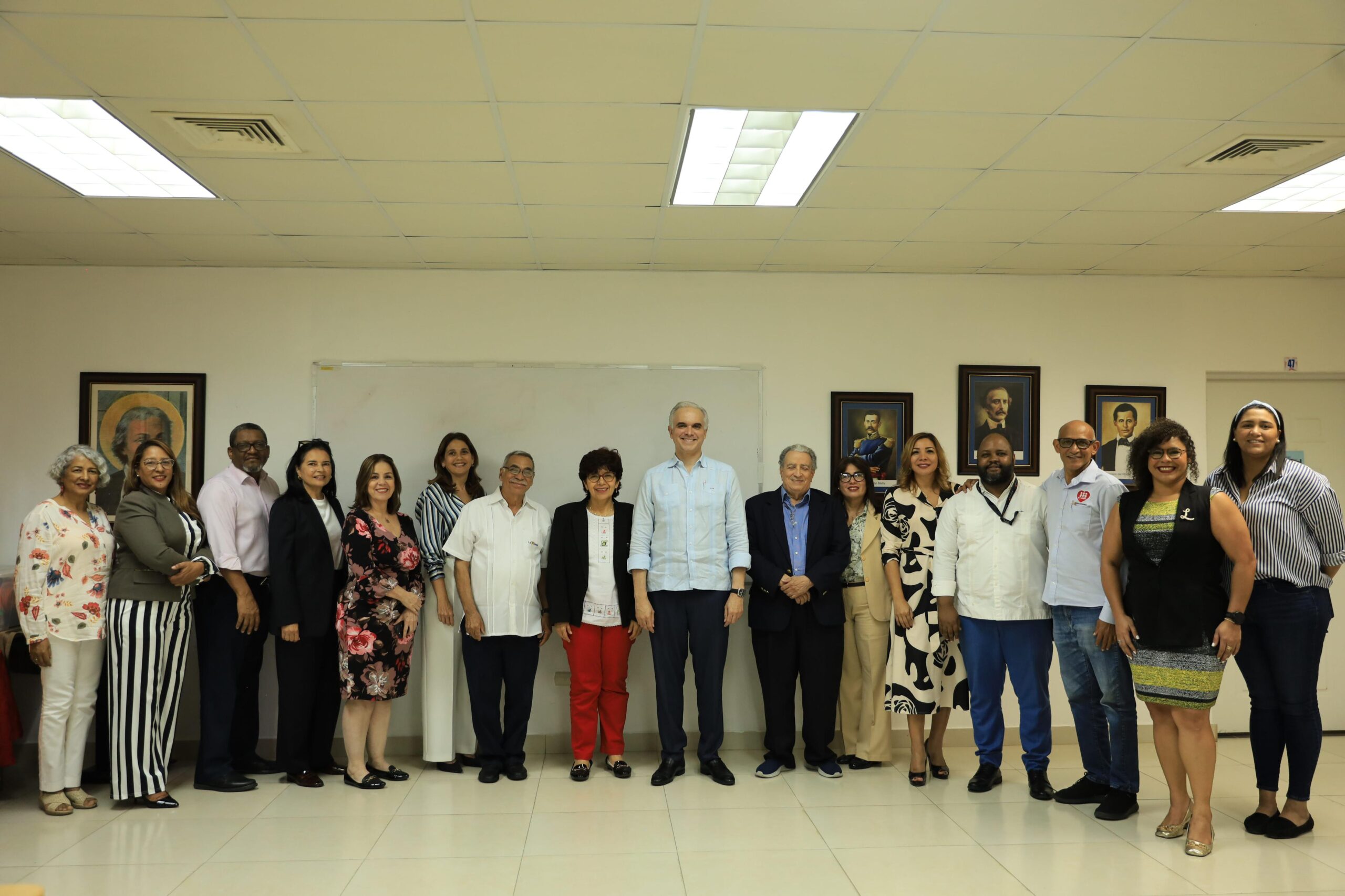 El ministro designado de Educación, Luis Miguel De Camps, junto a representantes del Foro Socioeducativo.