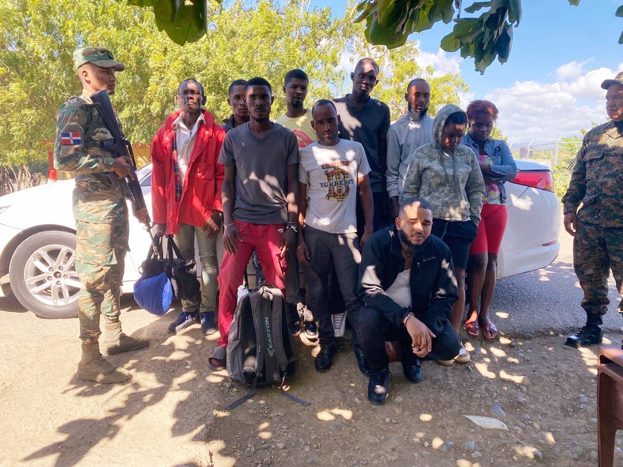 Apresan a tres dominicanos por transportar a 31 haitianos indocumentados