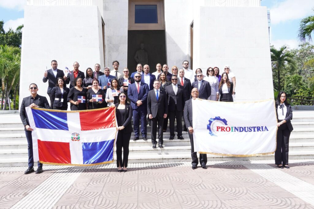 El Centro de Desarrollo y Competitividad Industrial (Proindustria) depositó un arreglo floral en el Altar de la Patria