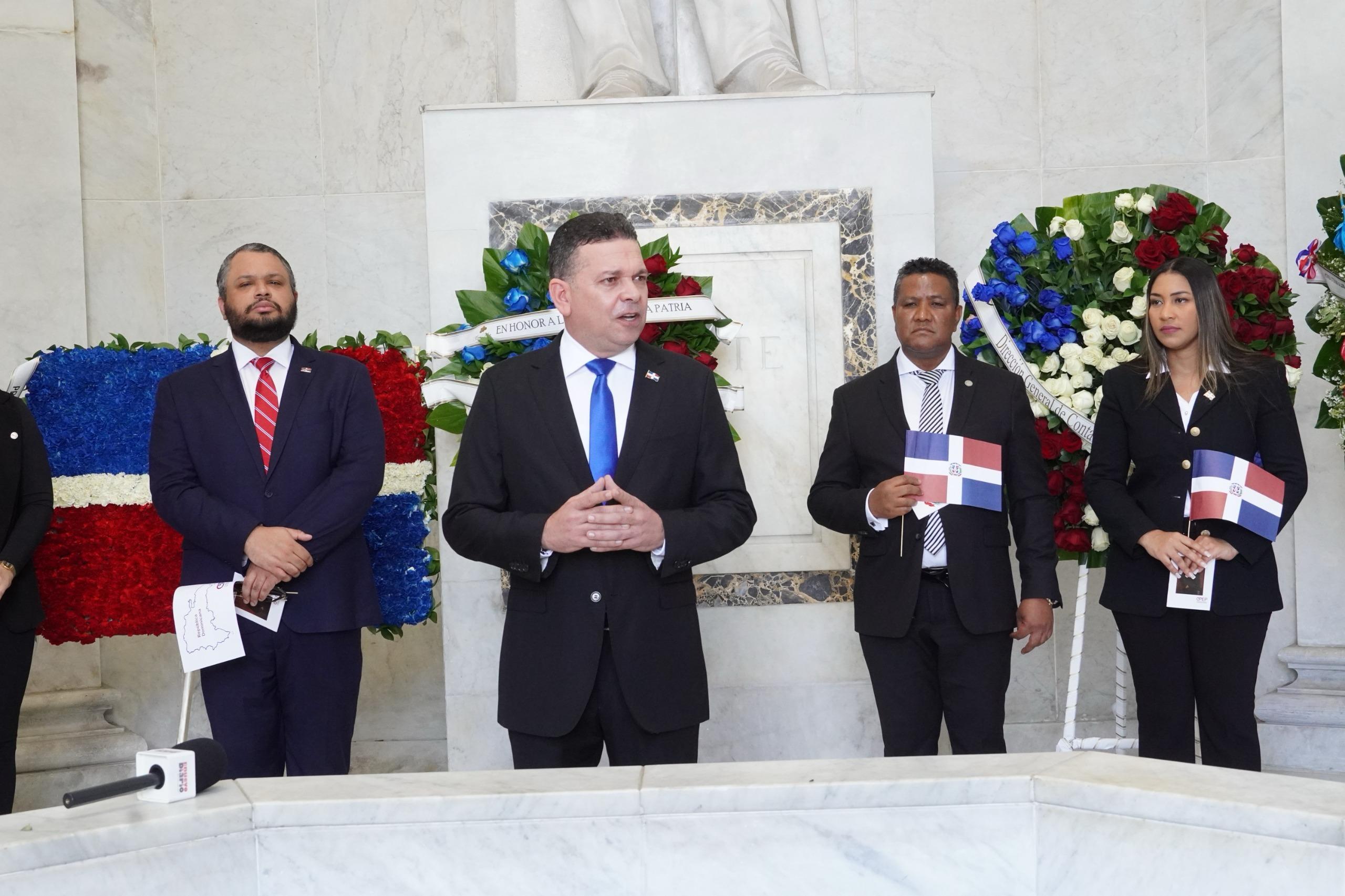 El Centro de Desarrollo y Competitividad Industrial (Proindustria) depositó un arreglo floral en el Altar de la Patria