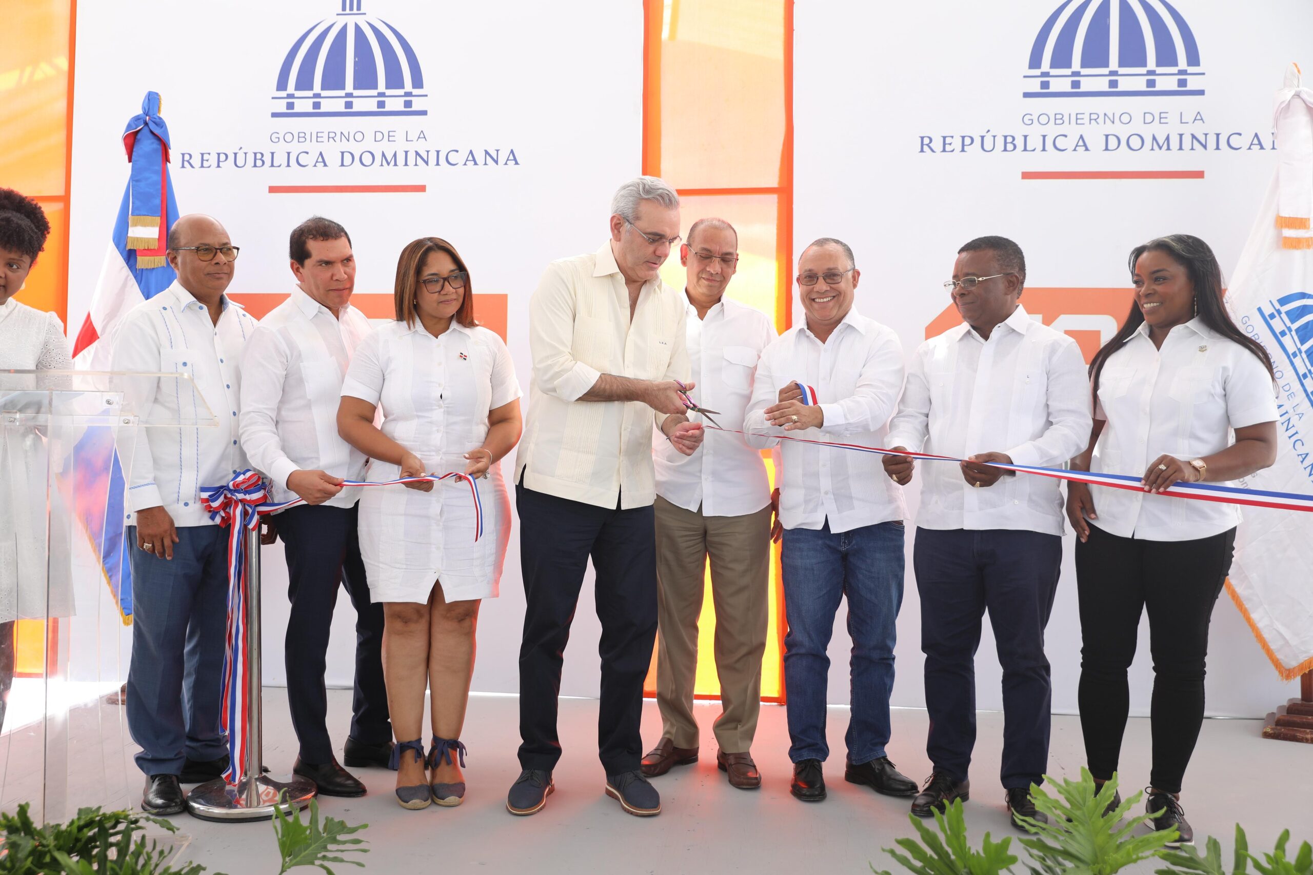 Gobierno inaugura carretera que beneficiará a más de 65 mil habitantes de Elías Piña